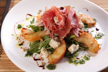 Salad with pears and meat