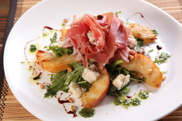 Salad with pears and meat