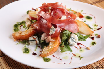 Salad with pears and meat