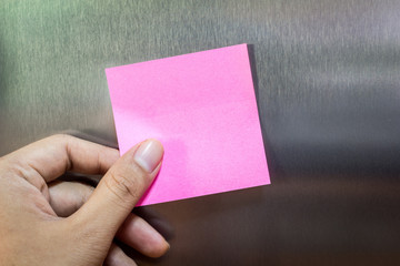 Obraz premium Reminder sticky note on refrigerator door