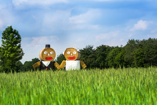 Brautpaar aus Strohballen