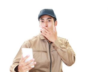 驚いた表情の作業員