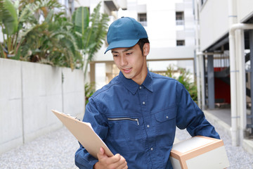 荷物を運ぶ宅配人