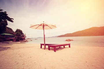 Naklejka premium Relax sun bed on beautiful beach. retro filter 
