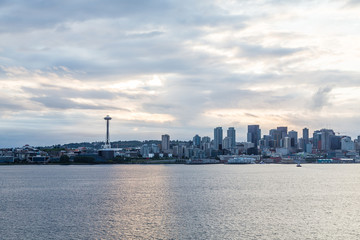 Fototapeta premium Seattle on Cloudy Dawn