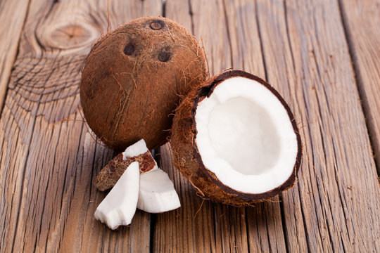 Kokos auf Weissem Hintergrund