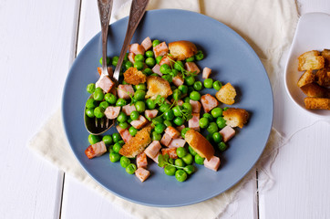 Salad with green peas