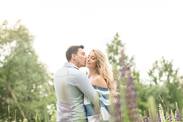 Naklejka premium loving couple embracing each other in nature