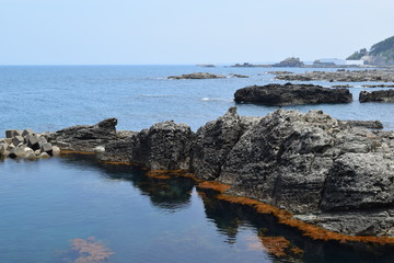 庄内海岸の岩場風景 ／ 山形県で庄内海岸の岩場風景を撮影した写真です。庄内海岸は非常にきれいな白砂と奇岩怪石の磯が続く、素晴らしい景観のリゾート地です。日本海トップランクのリゾート地として、五感の全てを満たす多くの魅力にあふれたエリアです。