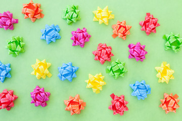 Bunte Schleifen auf Gruen