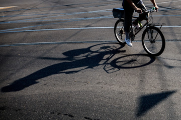 Fototapeta na wymiar Ciclista che pedala per le strade cittadine sulla sua bicicletta