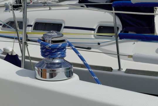 Cordage bleu tourn&eacute; sur un winch de voilier
