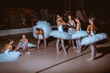 Obrazy na Szkle  Siedem baletnic za kulisami teatru