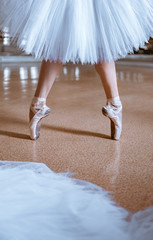 Fototapety  Zbliżenie stóp młodej baletnicy w butach pointe