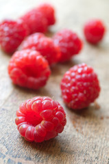 framboises sur table en vieux bois