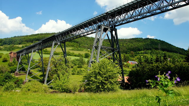 Die alte Stahlbrücke der Sauschwänzle Bahn führt bei Epfenhofen malerisch über grünes Tal.