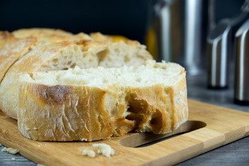 Brot auf einem Schneidebrett