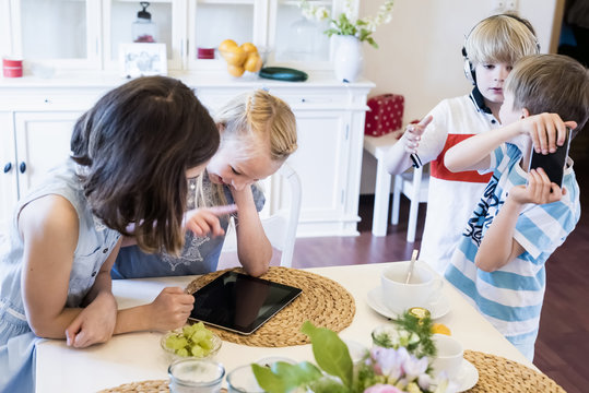 Children sharing mobile devices