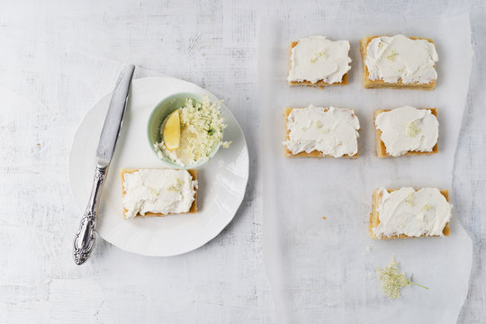 Lemon cake with elder curd cream