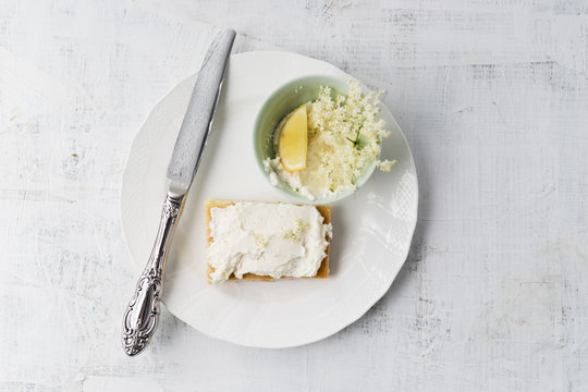 Lemon cake with elder curd cream