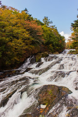 ゆったりとした滝と黄葉