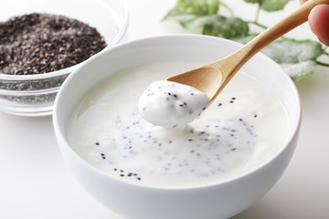 ヨーグルトとチアシード　Yogurt and Black Chia Seed