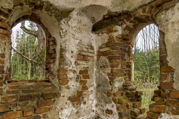 Fenster einer alten Kirchenruine mit Blick auf den Wald