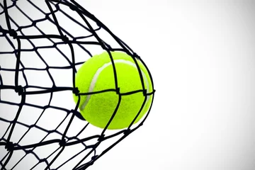 Cercles muraux Sports de balle Image composite de balle de tennis avec une seringue