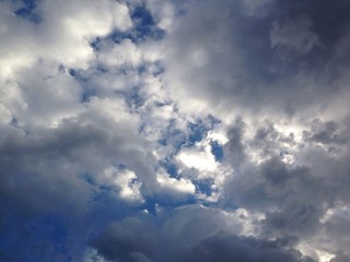 Wolkenformation zwischen gutem und schlechten Wetter