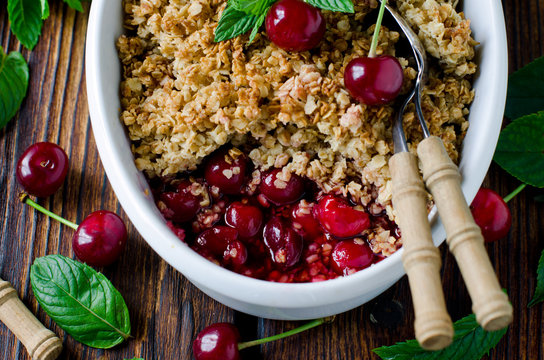 Oatmeal with cherry crumble