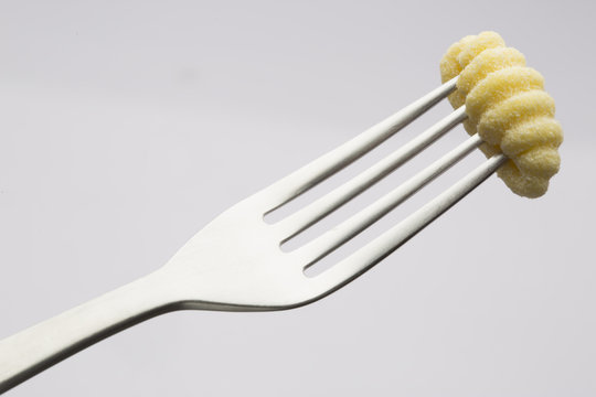 forchetta con gnocco su sfondo grigio