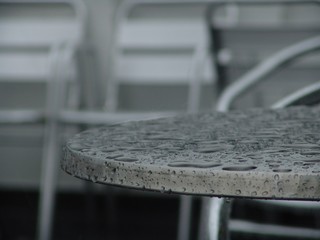 Bistrotische im Regen