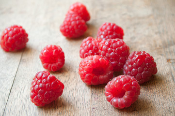 framboises sur table en vieux bois