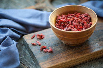 Goji berry i a wooden bowl