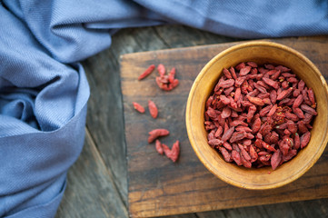 Goji berry i a wooden bowl