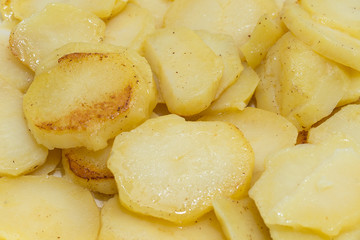 Pellkartoffeln Kartoffelscheiben werden in der Pfanne zu leckeren Bratkartoffeln gebraten