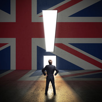 Portal in Form eines Ausrufezeichen in einer Wand mit UK-Flagge