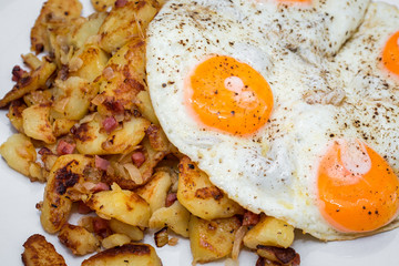 Bratkartoffeln mit Spiegelei als Gericht angerichtet