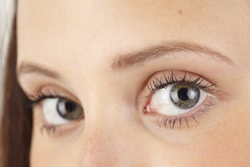 Naklejka premium Close up blaugraue Augen einer jungen Frau