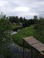 Fototapeta na wymiar деревянный мосток над рекой