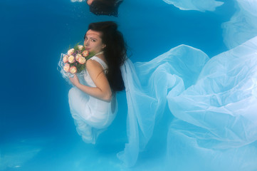 Fototapeta na wymiar Bride, underwater wedding in a pool