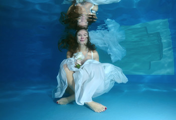 Bride, underwater wedding in a pool