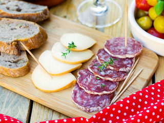 Salami et smoked cheese for tapas