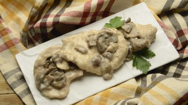 スカロピーネ 스칼로핀 Veal scaloppine with porcini caloppine de ternera con funghi  mushrooms Scaloppina