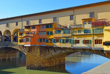 Fototapeta na wymiar bridge Ponte Vecchio over the Arno River in Florence, Italy