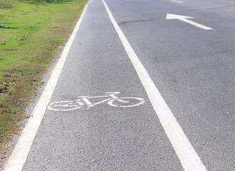 Obraz premium Bicycle symbol on street, bike lane, road for bicycles(select focus symbol Bicycle)
