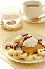 バナナのパンケーキとカフェオレ
