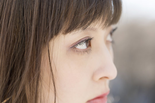 女性 ポートレート 表情 横顔 睨む 見つめる アップ Stock 写真 Adobe Stock