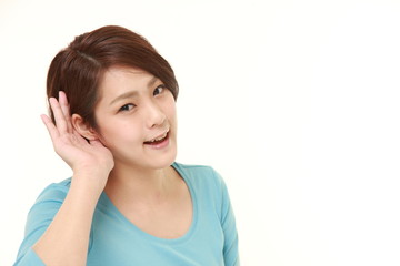 Fototapeta premium 耳を傾ける女性