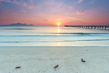 Fototapeta na wymiar Sonnenaufgang am Strand, Beginn eines Sommertages